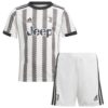 9569 PACK JUNIOR JUVENTUS DOMICILE. ENSEMBLE MAILLOT ET SHORT 2022 2023