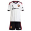 9682 PACK JUNIOR MANCHESTER UNITED EXTERIEUR MAGUIRE. ENSEMBLE MAILLOT ET SHORT 2022 2023