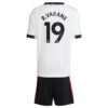 9684 PACK JUNIOR MANCHESTER UNITED EXTERIEUR VARANE. ENSEMBLE MAILLOT ET SHORT 2022 2023